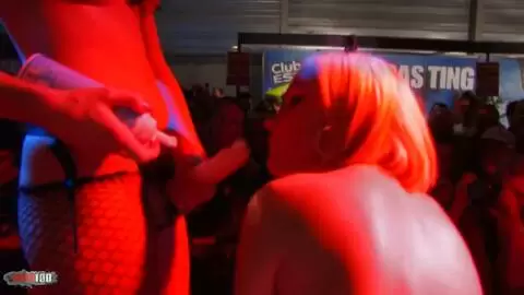 2 strippers teniendo sexo con un strapon en público photo 10