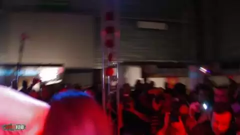 2 strippers teniendo sexo con un strapon en público photo 13