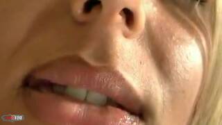 Preciosa rubia de grandes teta