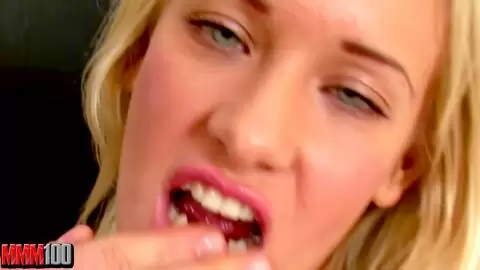 Süßes junges russisches blondes Baby, das einen Hahn lutscht und einen Gesichtsabspritz bekommt photo 03