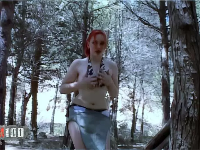 Con sus grandes tetas decide exhibirse en el bosque photo 1