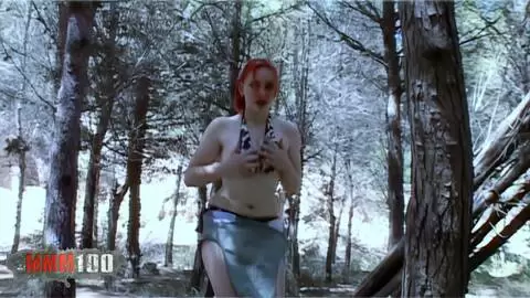 Con sus grandes tetas decide exhibirse en el bosque