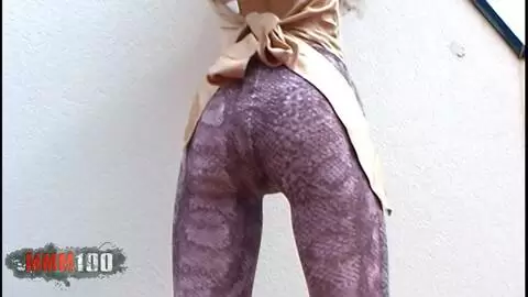 La guapa jovencita árabe flaca Safia en leggings en la terraza photo 05