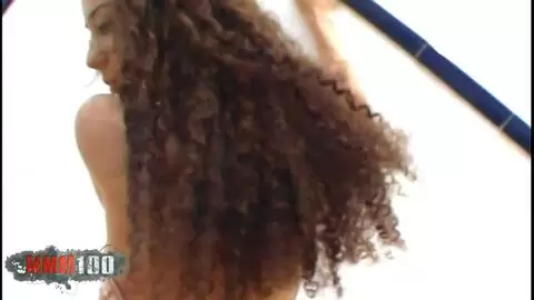 La guapa jovencita árabe flaca Safia en leggings en la terraza photo 06