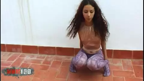 La guapa jovencita árabe flaca Safia en leggings en la terraza photo 14