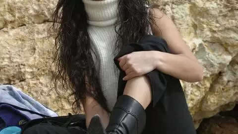 Samantha Cruse haciendo un strip al lado del mar  photo 1