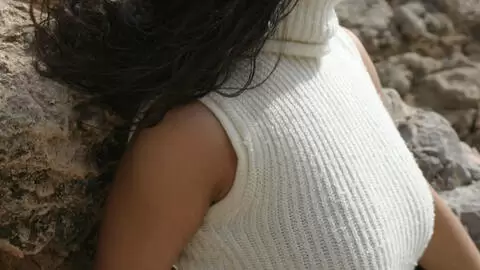 Samantha Cruse haciendo un strip al lado del mar  photo 2