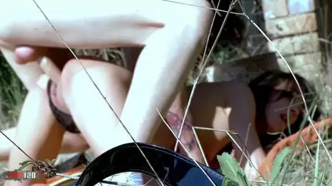 Kevin White folla el culo y el coño de la hermosa morita Samia Christal al aire libre photo 05