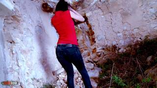 Samia duarte posando en una ca