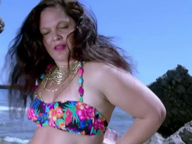 Sasha Brazil haciendo un strip  en la playa  photo 1