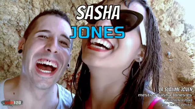 La sublime joven mestiza Sasha Jone...
