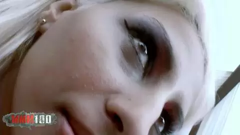 Rubia de enormes tetas naturales follada duro