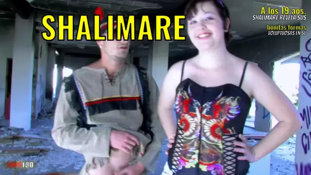A los 19 años, Shalimare revela sus bonitas formas voluptuosas en su primera escena porno