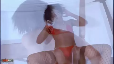 Sesión de fotos en la cama con la preciosa negra francesa Shania en medias de rejilla photo 04