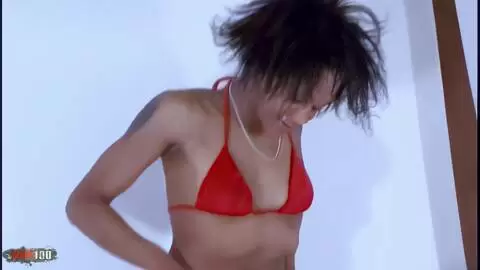 Sesión de fotos en la cama con la preciosa negra francesa Shania en medias de rejilla photo 05