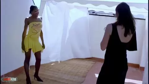 Sesión de fotos en la terraza con la preciosa negrita francesa Shania y su amiga Kim photo 01