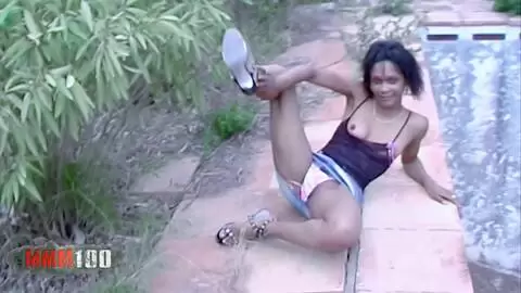 Shania strip cerca de una antigua piscina abandonada