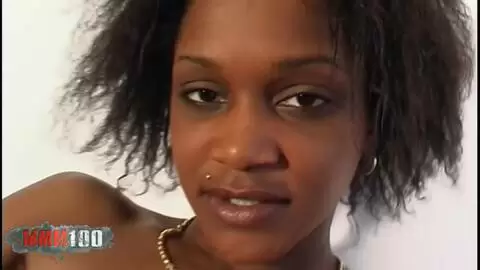 Impresionante pequeña negra Shania se desnuda en el sofá photo 16