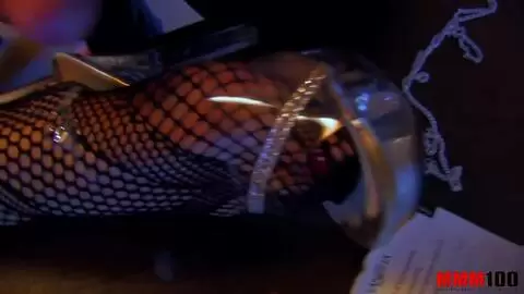 Un fetichista filma a su chica mientras ella lo chupa y él lo gira en las medias photo 15