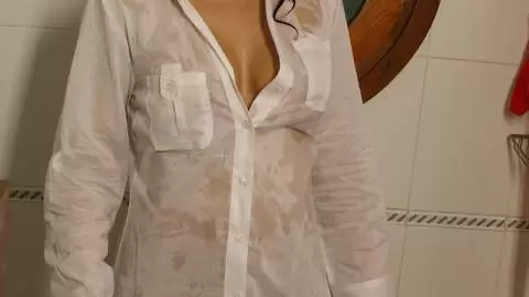 Shannya Tweeks se moja en la bañera photo 1