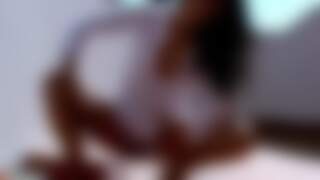 La hermosa y delgada milf shan