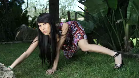 Sharon Lee desnudandose  en plena naturaleza photo 4
