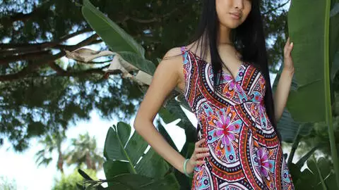 Sharon Lee desnudandose  en plena naturaleza