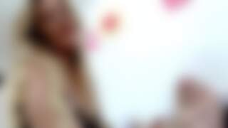 Perra rubia juega con la polla