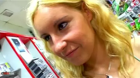 Sexo puro y duro en un bar con una rubia