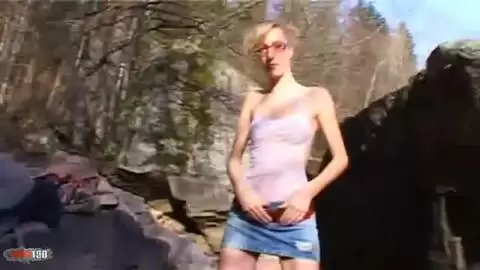 La preciosa rubia francesa Starla Candy hace un striptease junto al agua photo 03