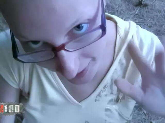 La hermosa rubia francesa Starla Candy orina en el bosque y luego chupa la polla de Terry photo 1