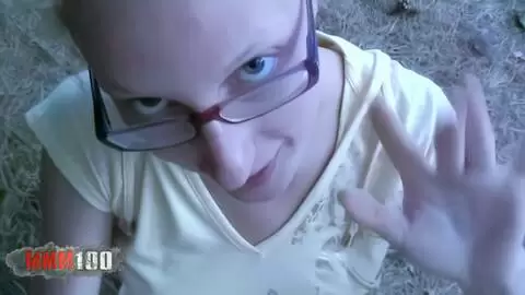 La hermosa rubia francesa Starla Candy orina en el bosque y luego chupa la polla de Terry