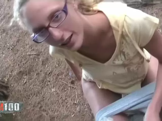 Starla Candy hace una pausa para hacer pipí en el bosque photo 1