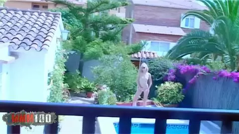 La caliente rubia francesa Starla Candy espiada en la piscina