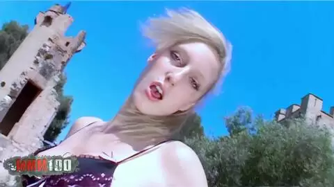 La preciosa rubia francesa Starla Candy hace un striptease delante de un impresionante castillo