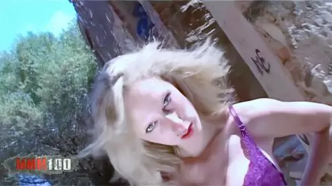 La preciosa rubia francesa Starla Candy hace un striptease en unas ruinas antiguas