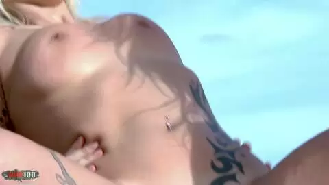 Trío caliente en la playa con dos rubias latinas sensuales y cachondas photo 12