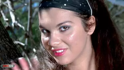 Stella Johanssen enseñando su cuerpo  en un bosque  photo 16