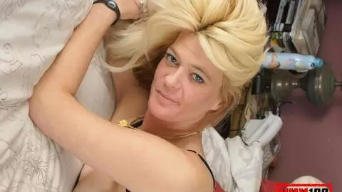 Sundara desnudandose  en una habitación  photo 5