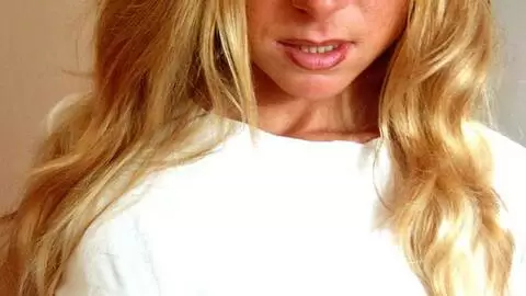 Suzana enseÃ±ando su cuerpo  en la cama  photo 1