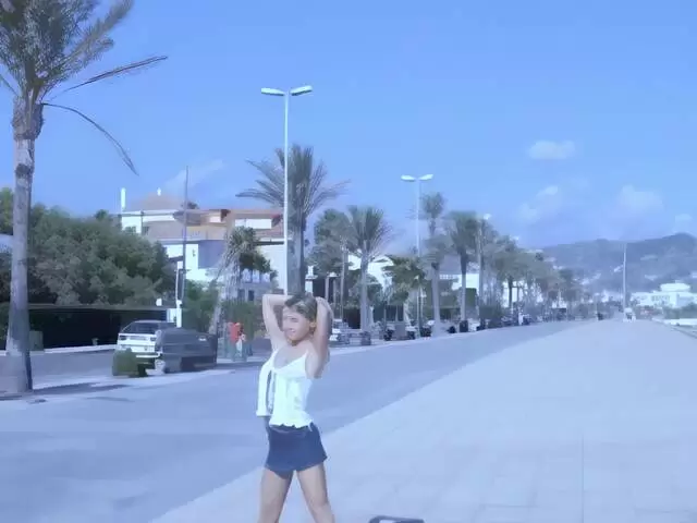 Bonita y pequeña rubia checa Suzana exhibiéndose en la calle pública photo 2