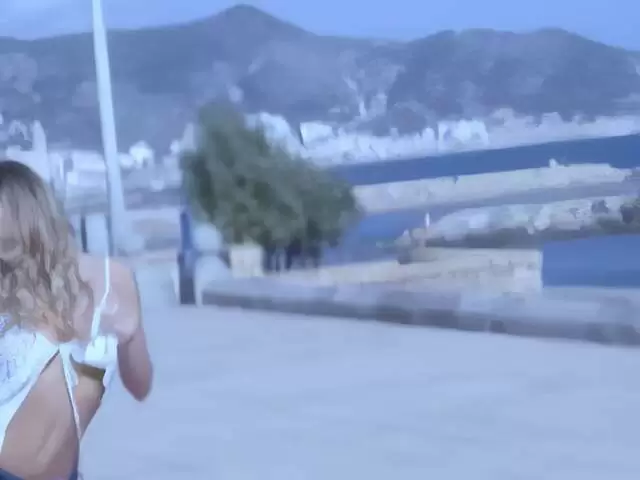 Bonita y pequeña rubia checa Suzana exhibiéndose en la calle pública photo 7