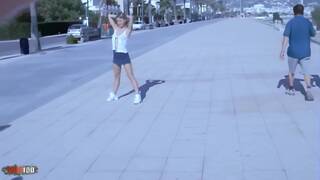 Bonita y pequeÃ±a rubia chec...