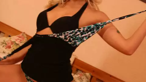 Sylvie Castro posando  encima de la cama  photo 6