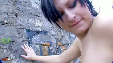 Hermosa morena en mallas ajustadas es follada en un muelle por un militar photo 06