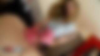 Puta haciendo paja con guantes