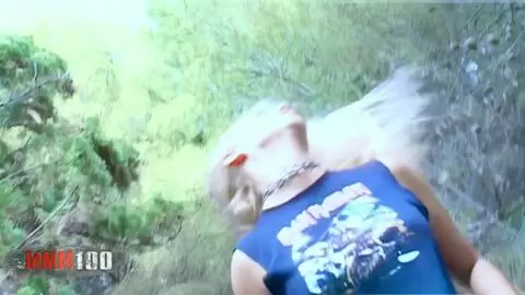 Thais Jebi desnudandose  en medio del bosque 