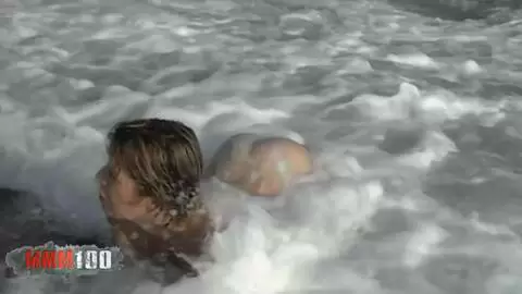 French milf tigra desnuda en las olas photo 10