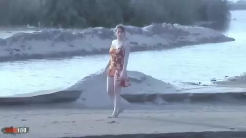 Sensacional striptease de la guapa rubia Tigra se desnuda junto al mar y acaba totalmente desnuda photo 02