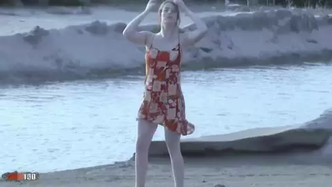 Sensacional striptease de la guapa rubia Tigra se desnuda junto al mar y acaba totalmente desnuda photo 03